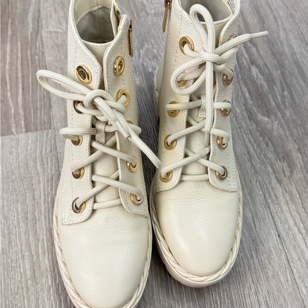 Gianni Bini off white boots with gold accents, size 7M
